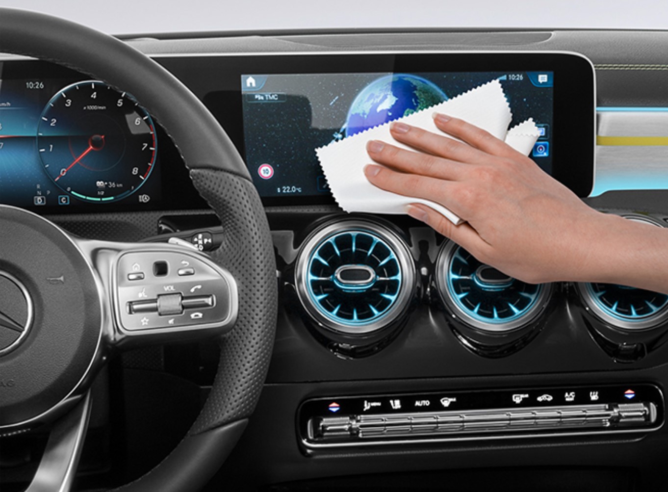 Mercedes-Benz empfiehlt eigenes Mikrofasertuch für Displayreinigung