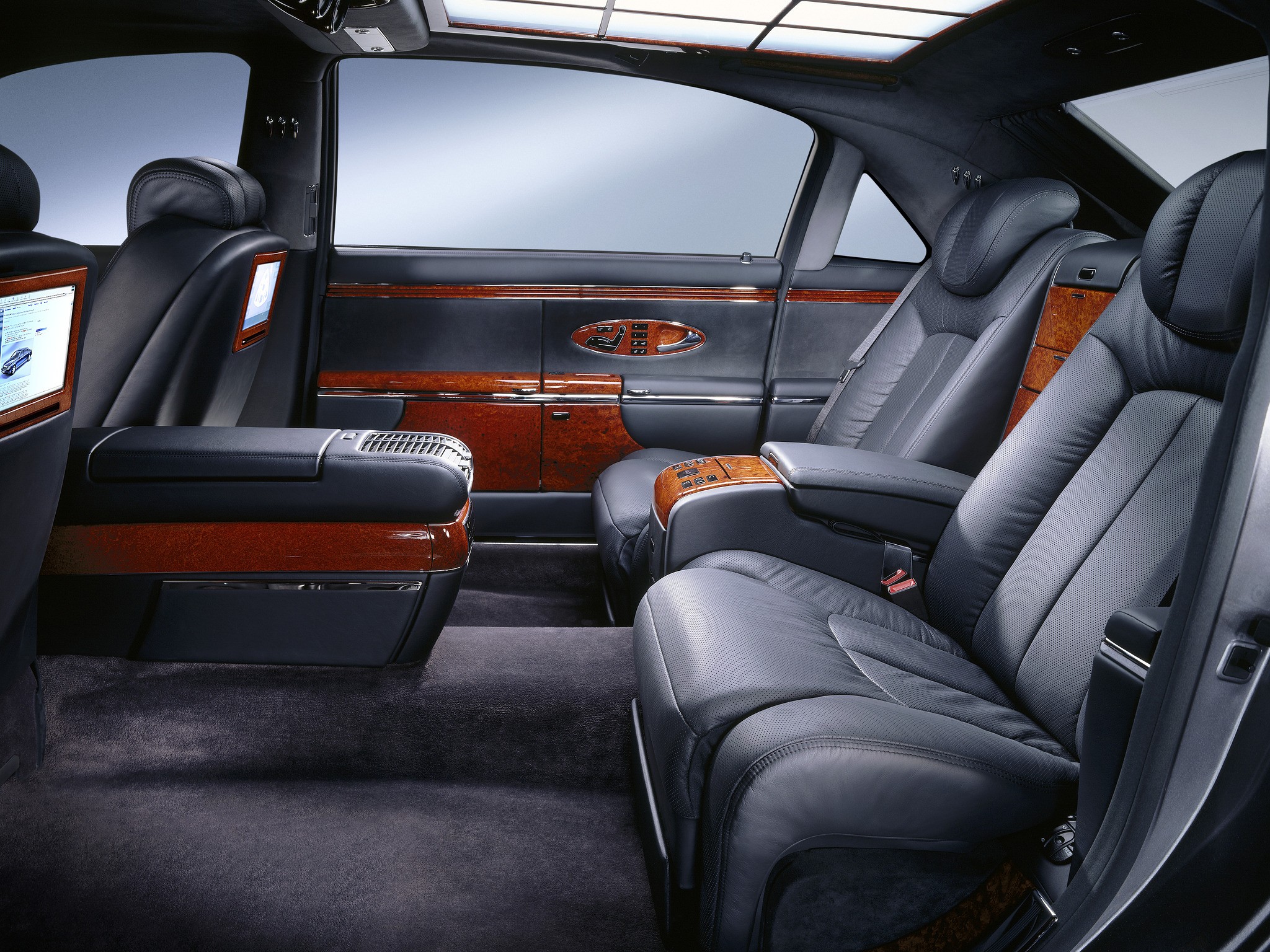 Двери майбах. Maybach 62 Interior. Интерьер Maybach 62. Maybach 62 салон. Майбах 62s салон.