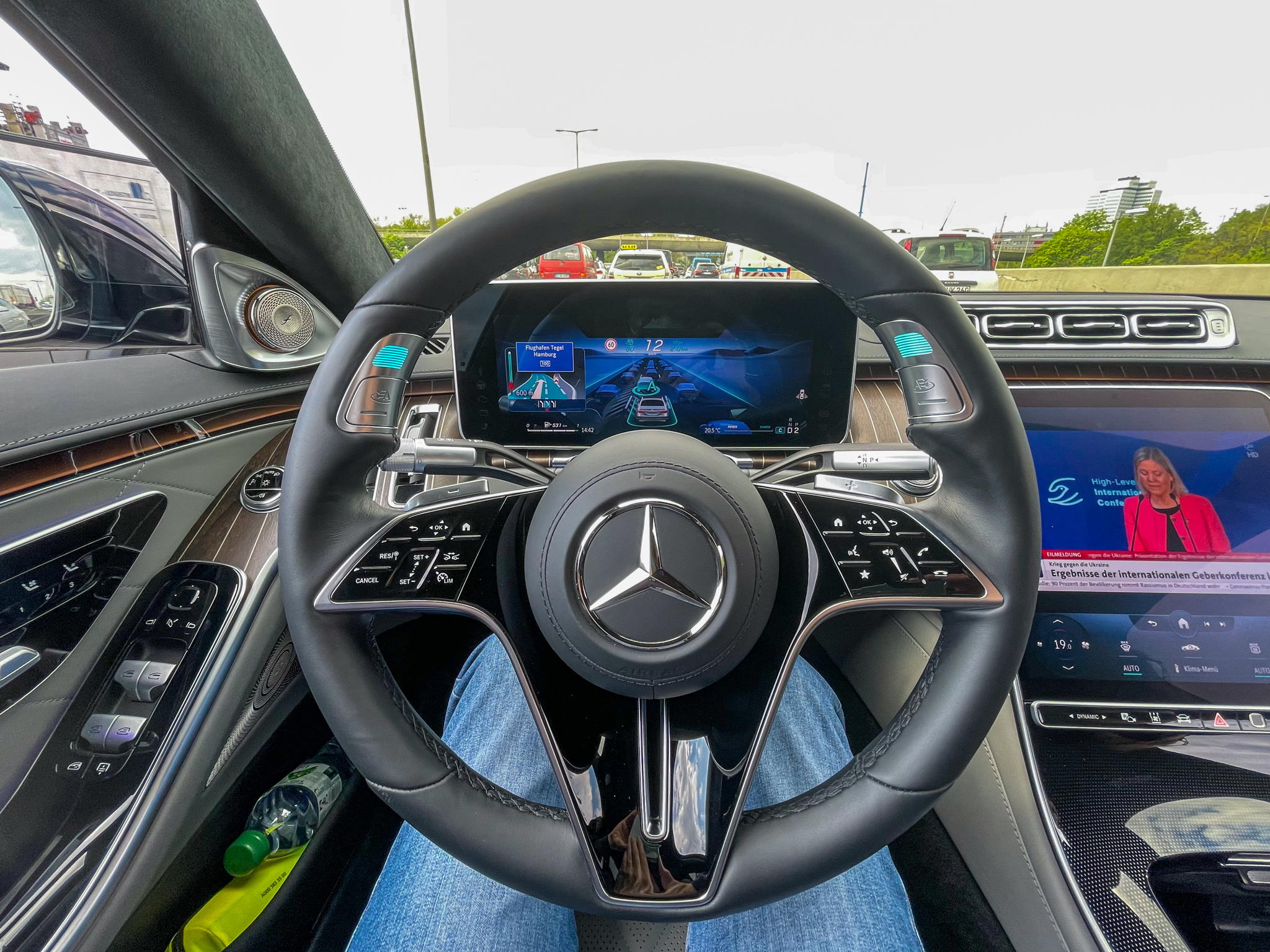 Erste freie Testfahrt im DRIVE PILOT von Mercedes-Benz