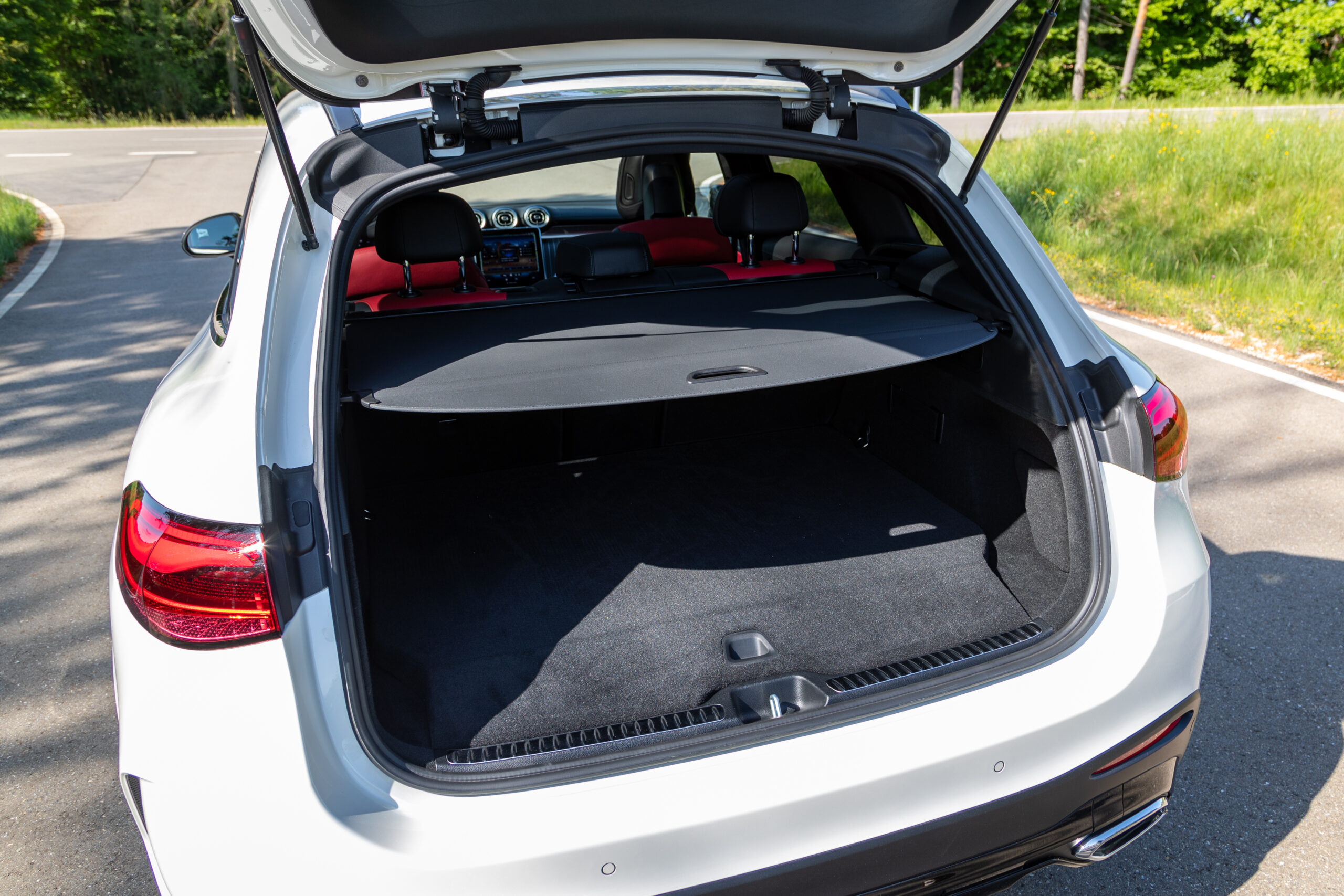 Blick auf den Kofferraum der neuen GLC SUV Plug-In Hybrid Variante