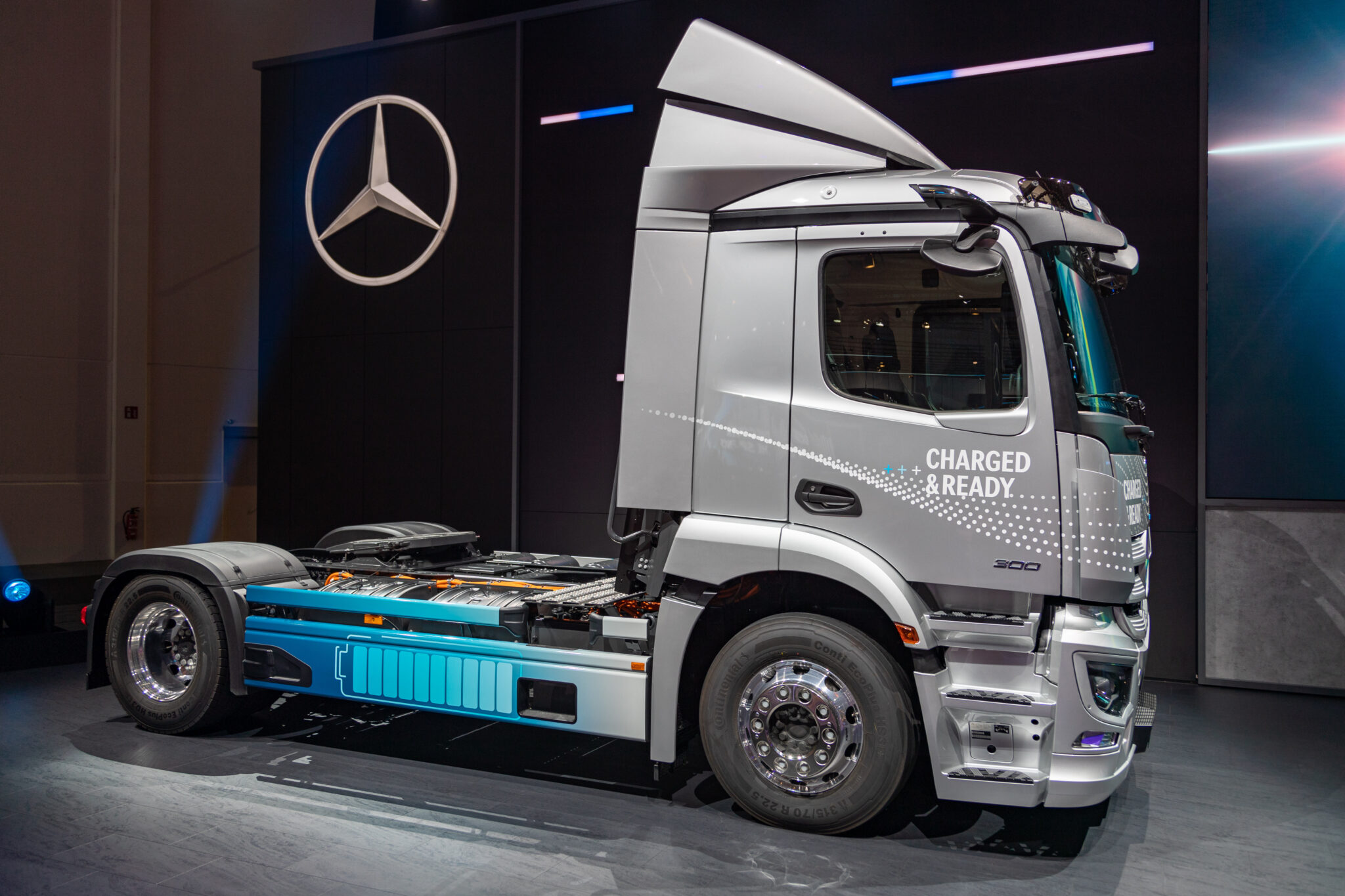 Daimler Trucks zeigt eActros 300 Sattelzugmaschine #IAA22
