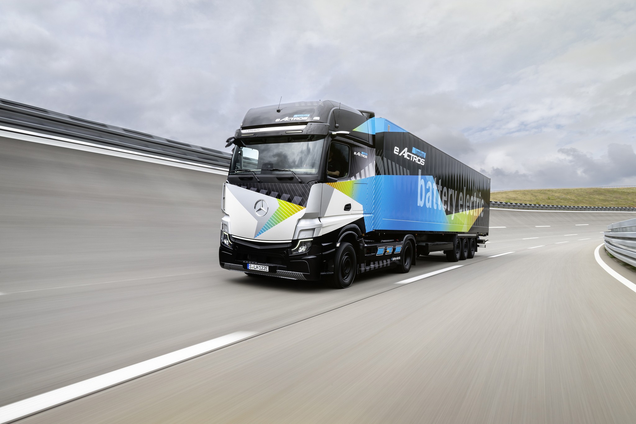 Daimler Truck zeigt eActros LongHaul auf der BAUMA 2022