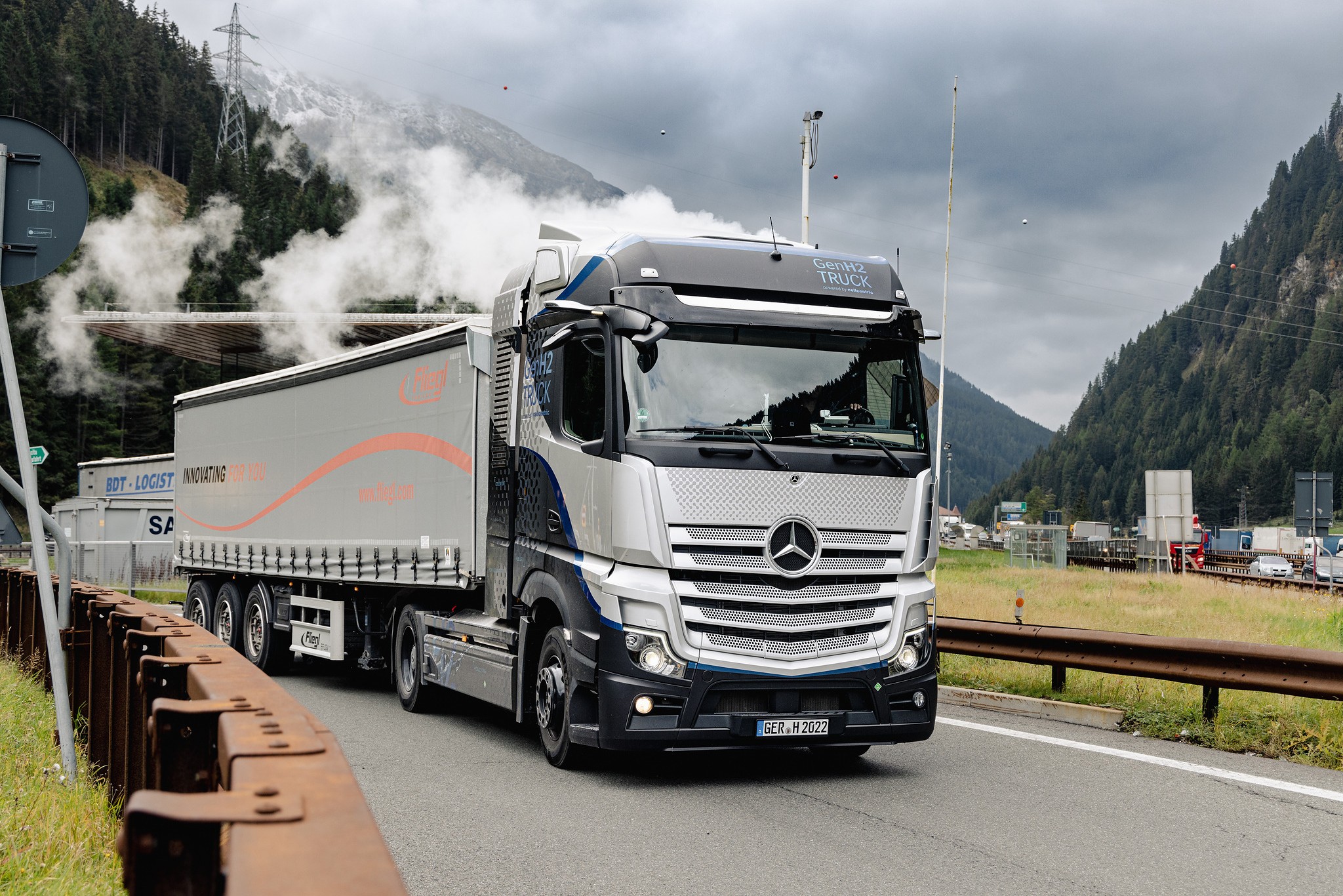 Mercedes-Benz Trucks gibt auf der IAA Transportation 2022 in Hannover einen  Ausblick auf den wasserstoffbasierten GenH2 Truck