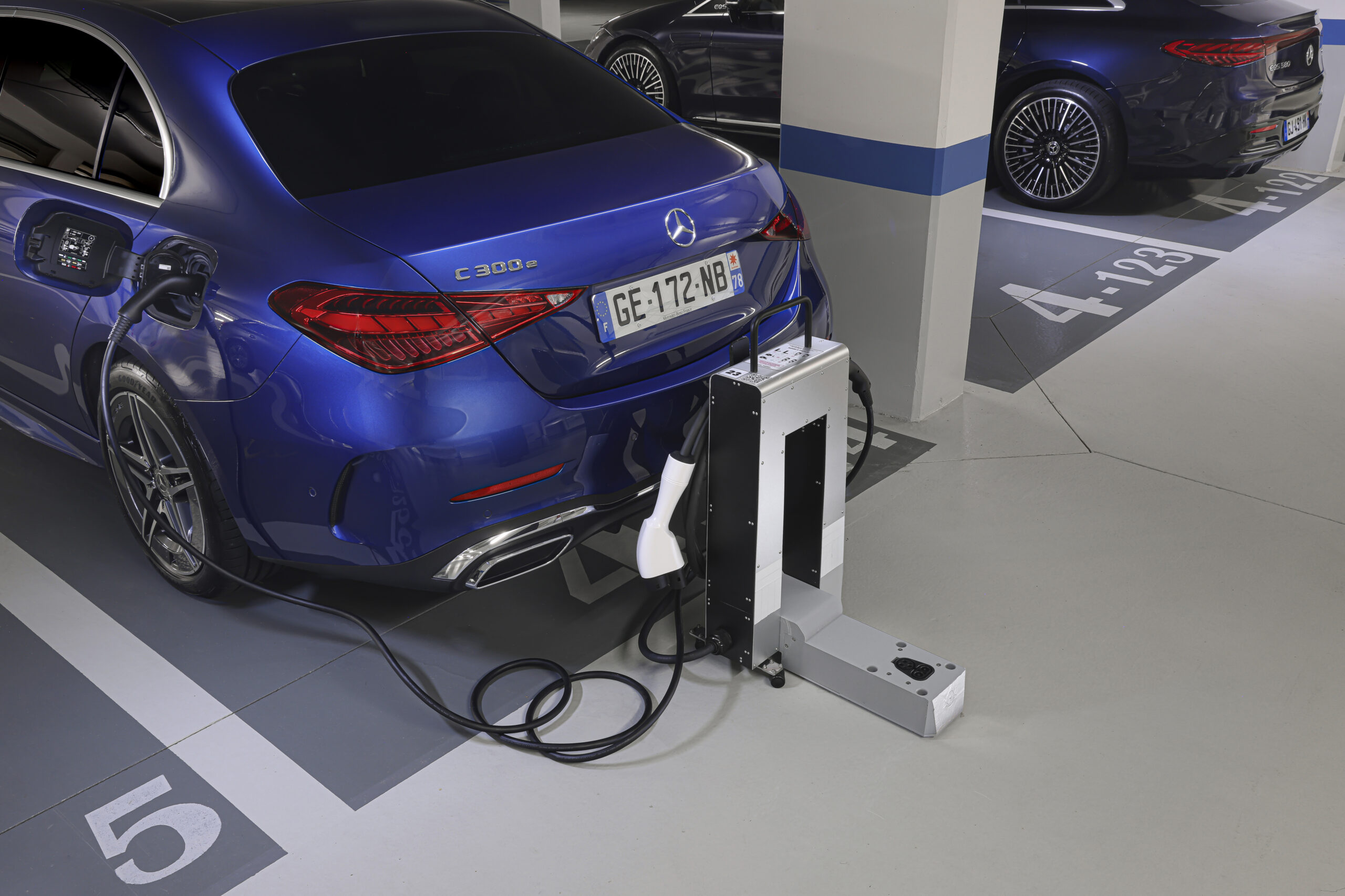 Lade-Roboter nutzen Second-Life Batterien von Mercedes-Benz Energy