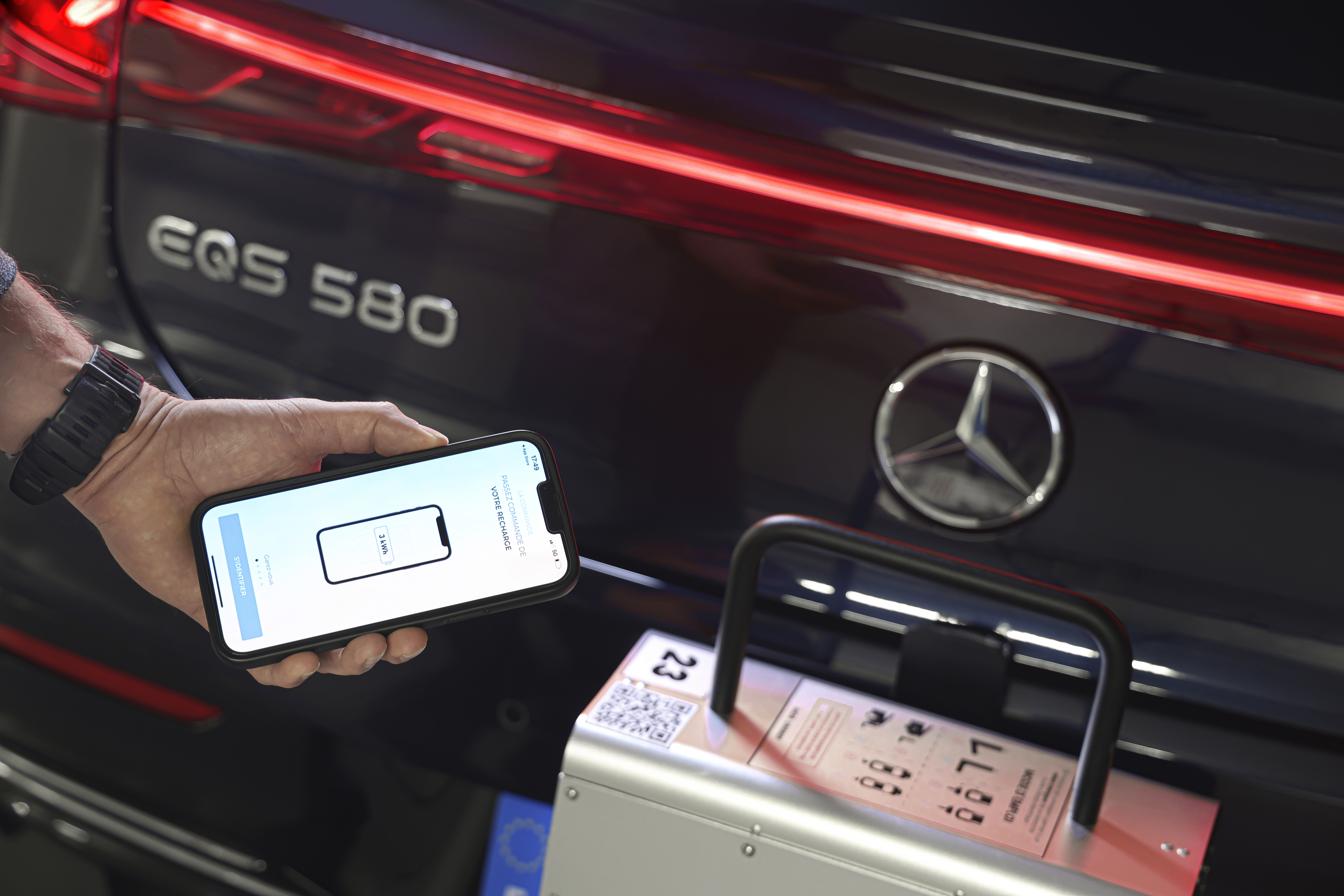 Lade-Roboter nutzen Second-Life Batterien von Mercedes-Benz Energy
