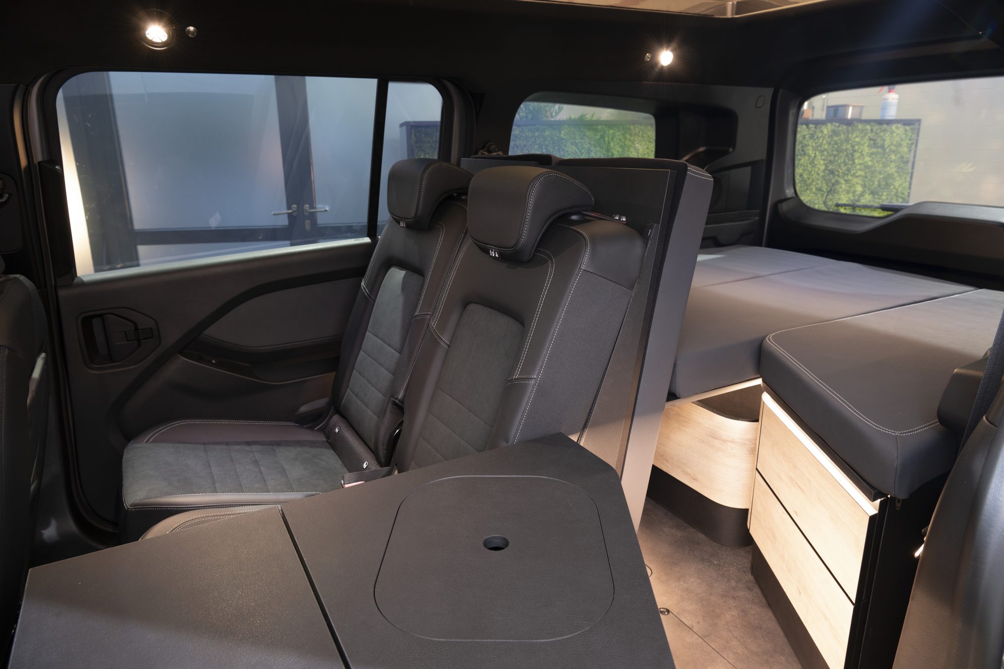 V-Klasse EXCLUSIVE – Interieur, große Mittelkonsole mit integriertem  Kühlfach - Paul Tan's Automotive News