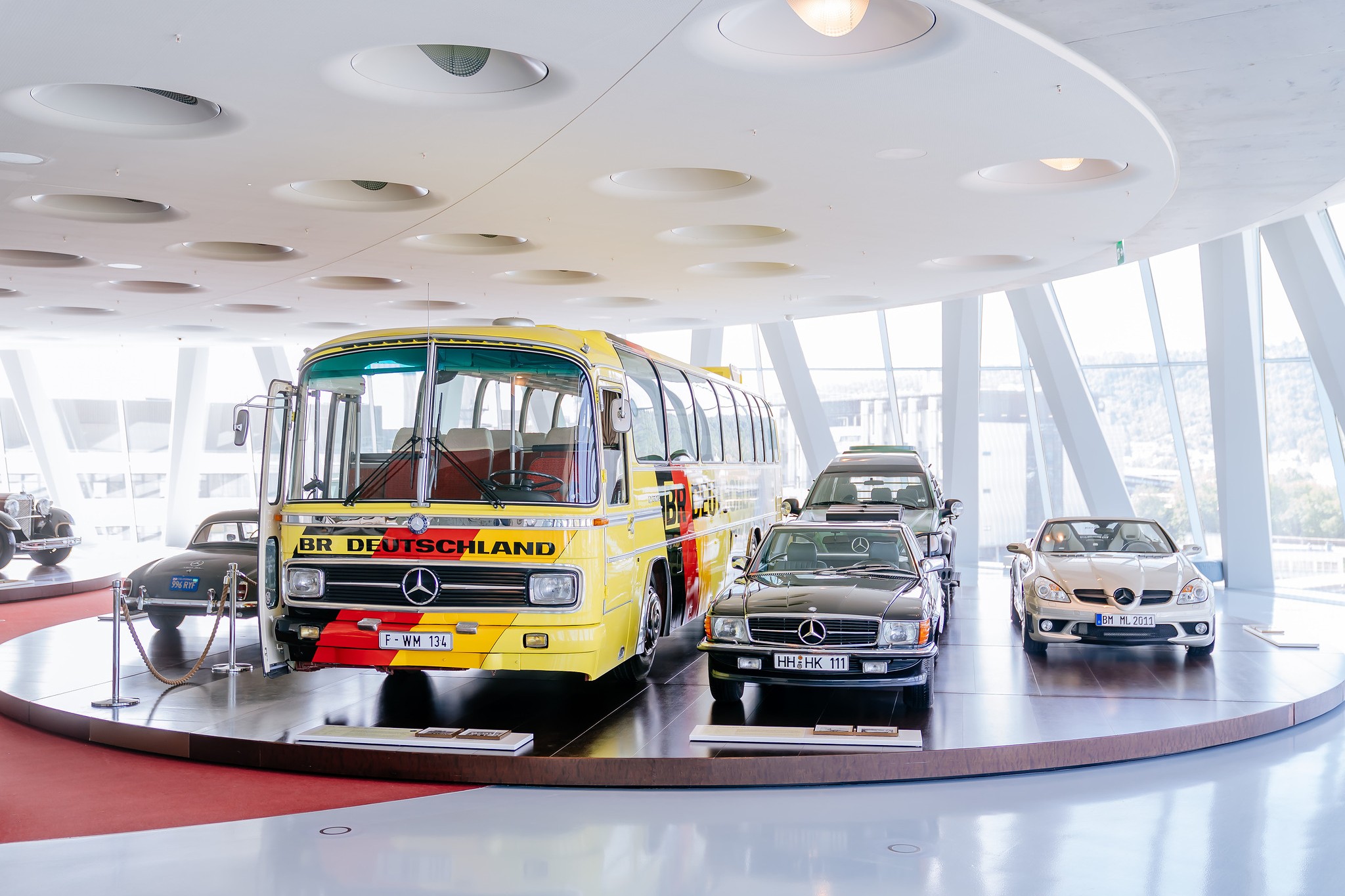 Öffnungszeiten des Mercedes-Benz Museums 