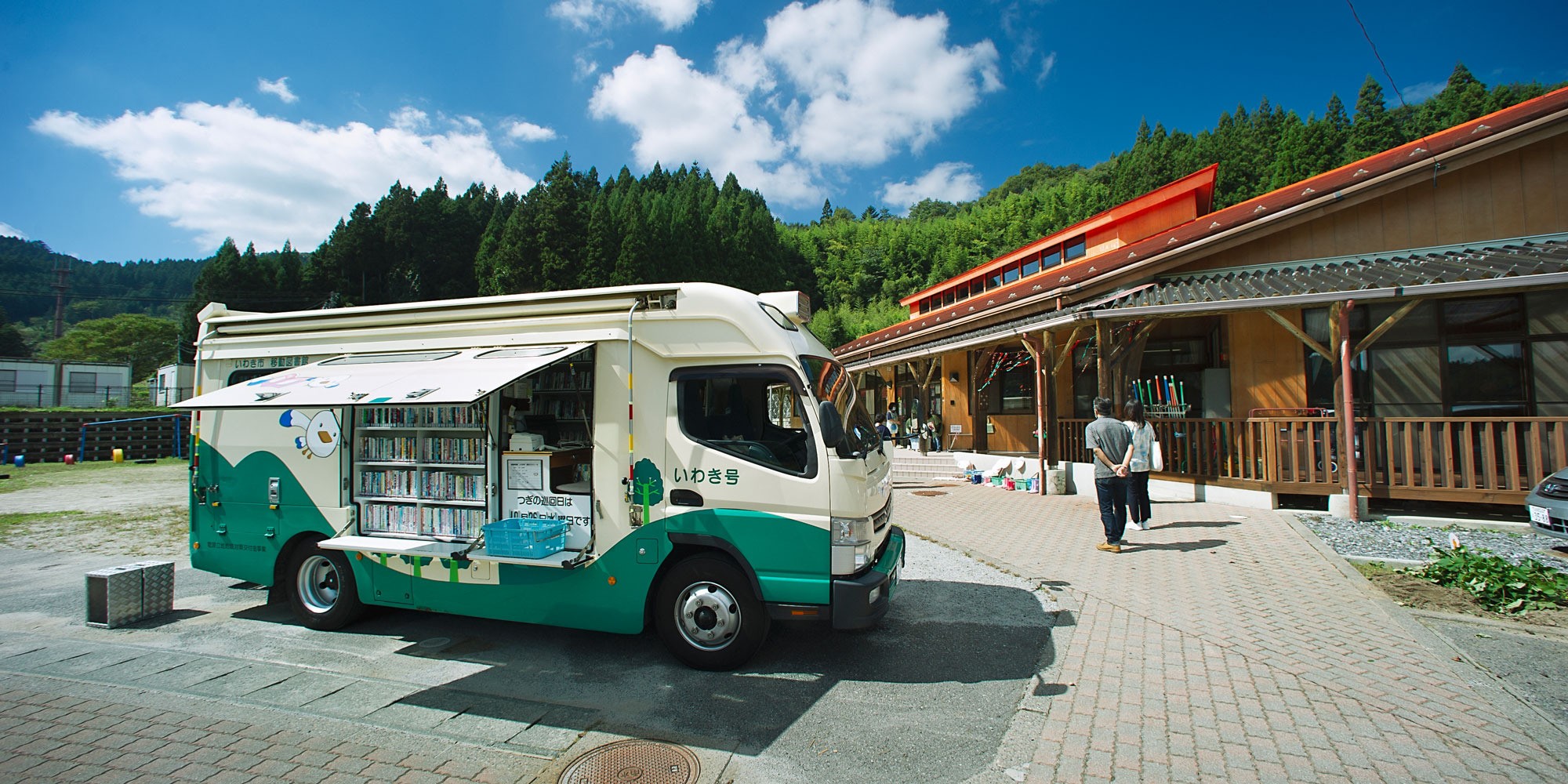 Mobile-Bibliothek-auf-FUSO-Canter-Basis-in-Fukushima