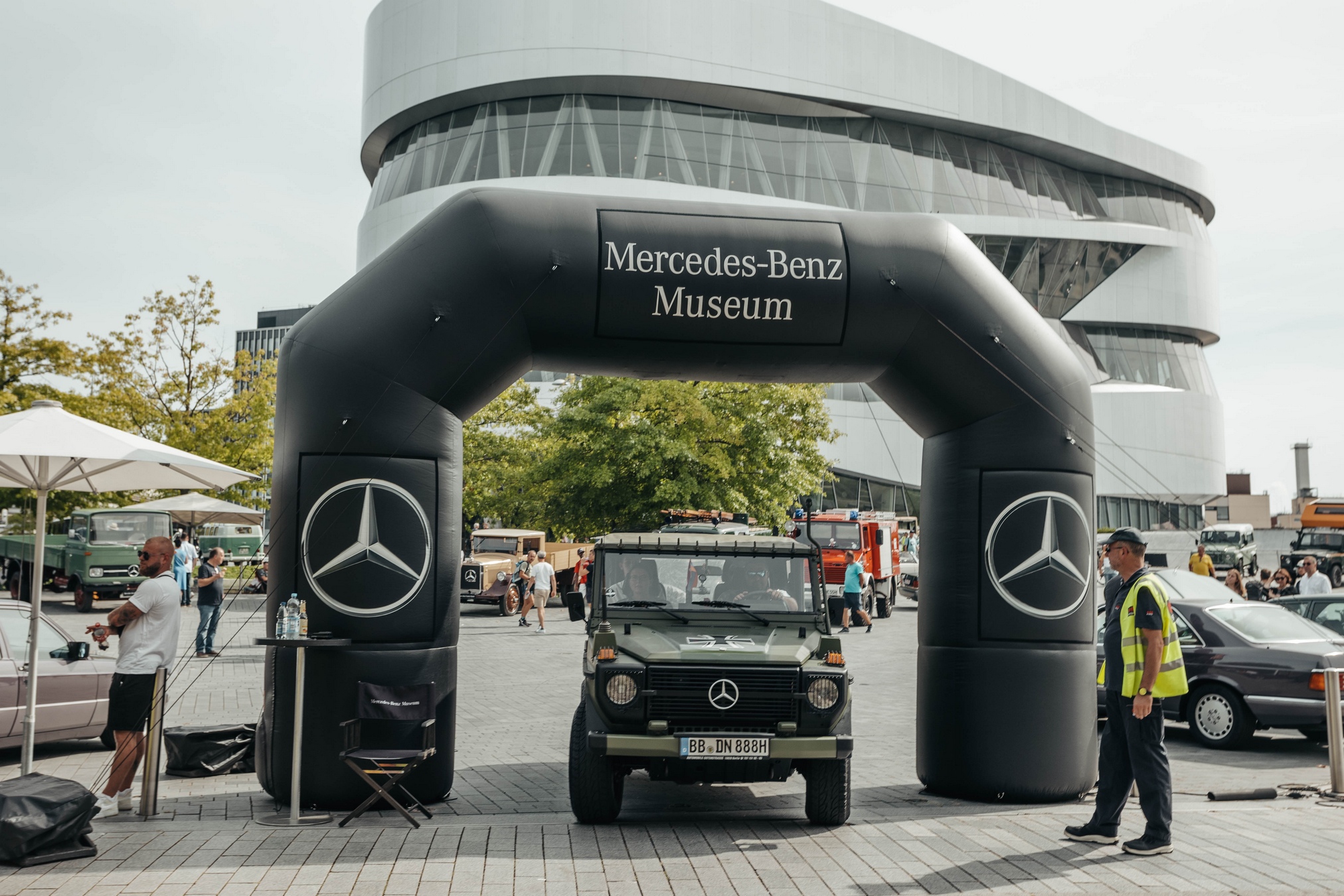 -ber-100-G-Klasse-Modelle-bei-Classics-Coffee-am-Museum