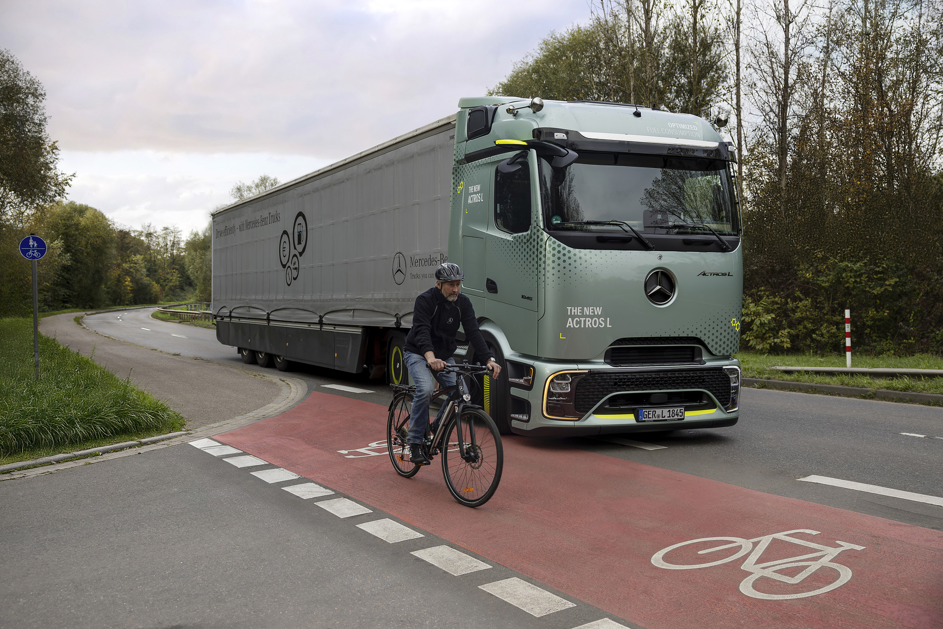 Mercedes-Benz-Trucks-setzt-auf-smarte-Assistenzsysteme