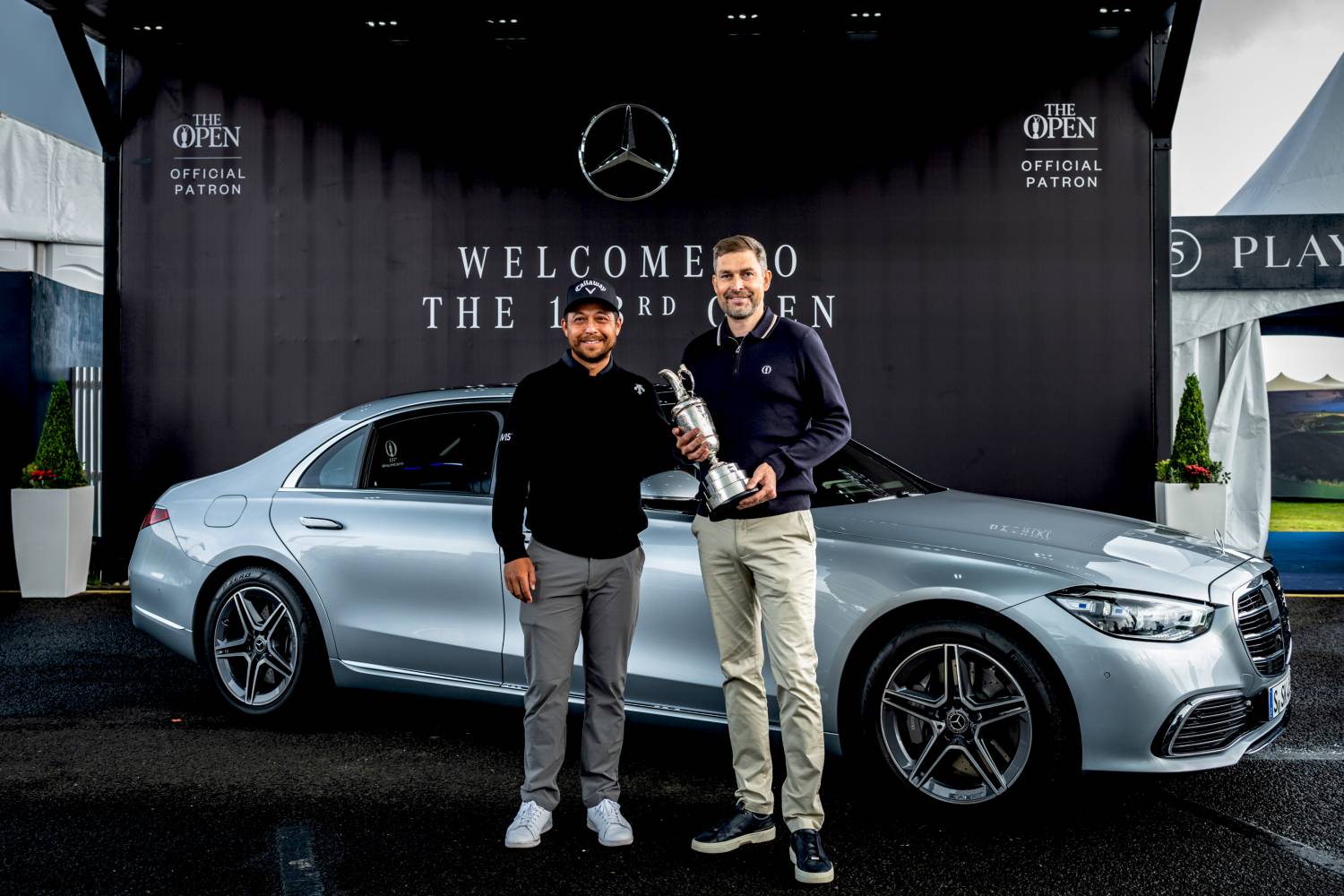 Mercedes-Benz-S-Klasse-bringt-den-Claret-Jug-zu-den-153-The-Open