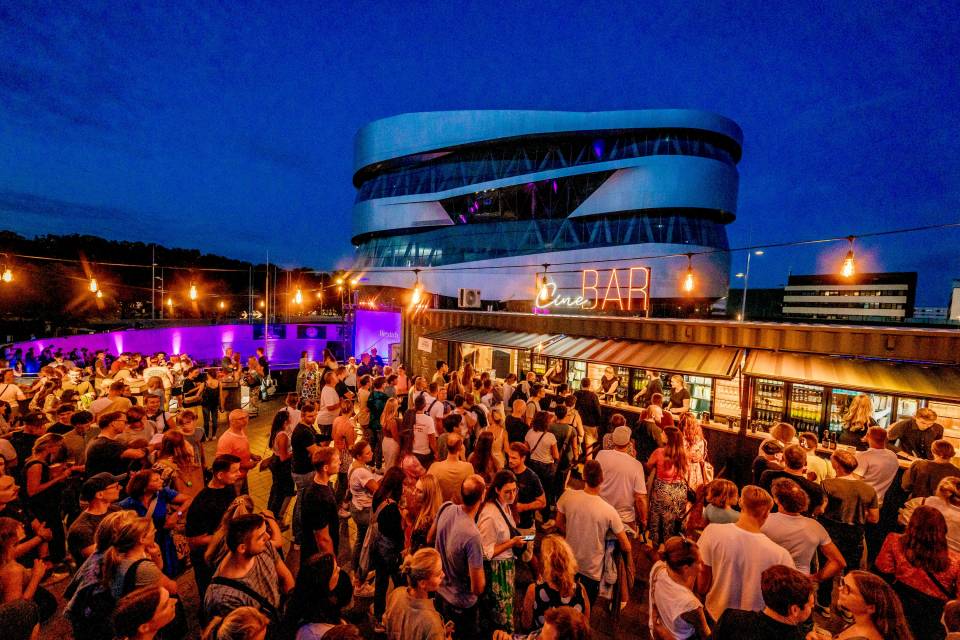 Open-Air-Kino-2025-am-Mercedes-Benz-Museum-startet
