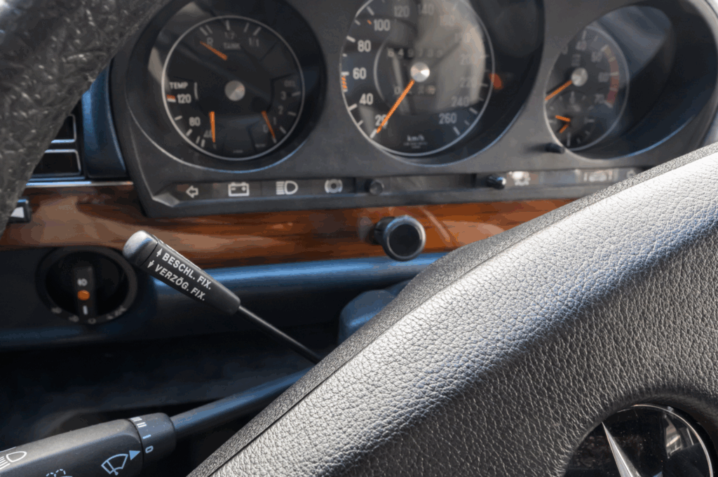 Vor-50-Jahren-Mercedes-Benz-pr-sentiert-den-Tempomaten