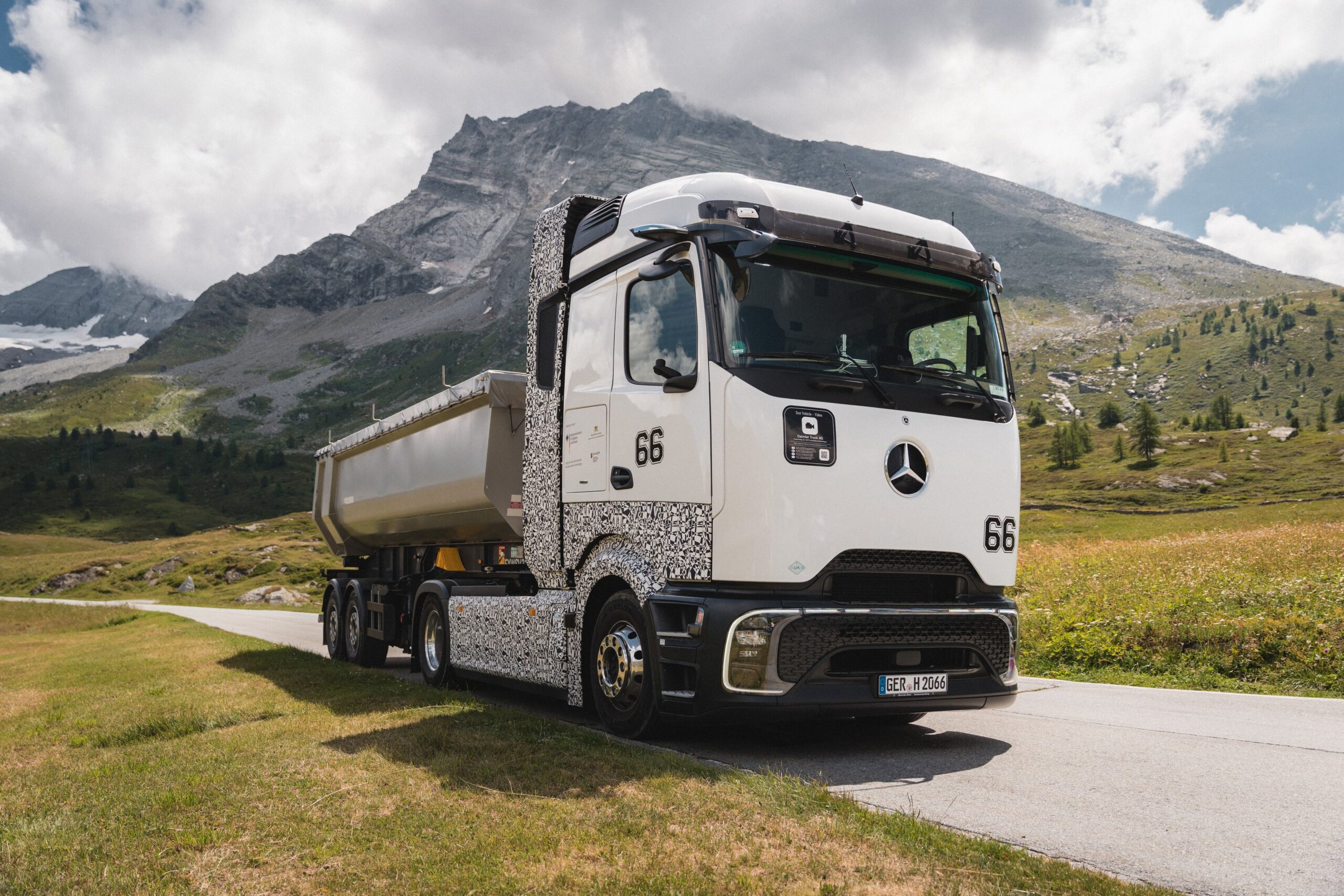 Daimler-Truck-schickt-Kleinserie-von-100-GenH2-Trucks-zum-Kunden