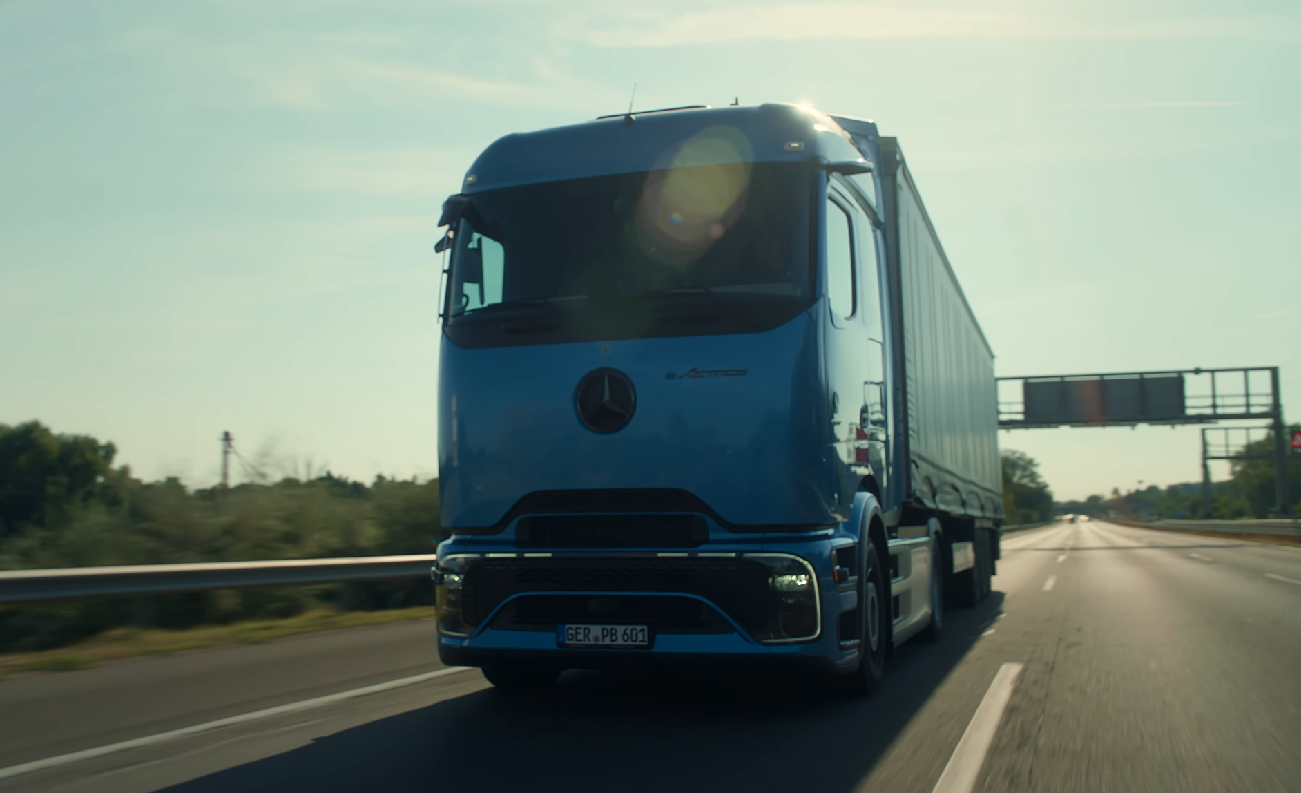 -Because-you-are-never-alone-Neuer-Markenfilm-von-MB-Trucks