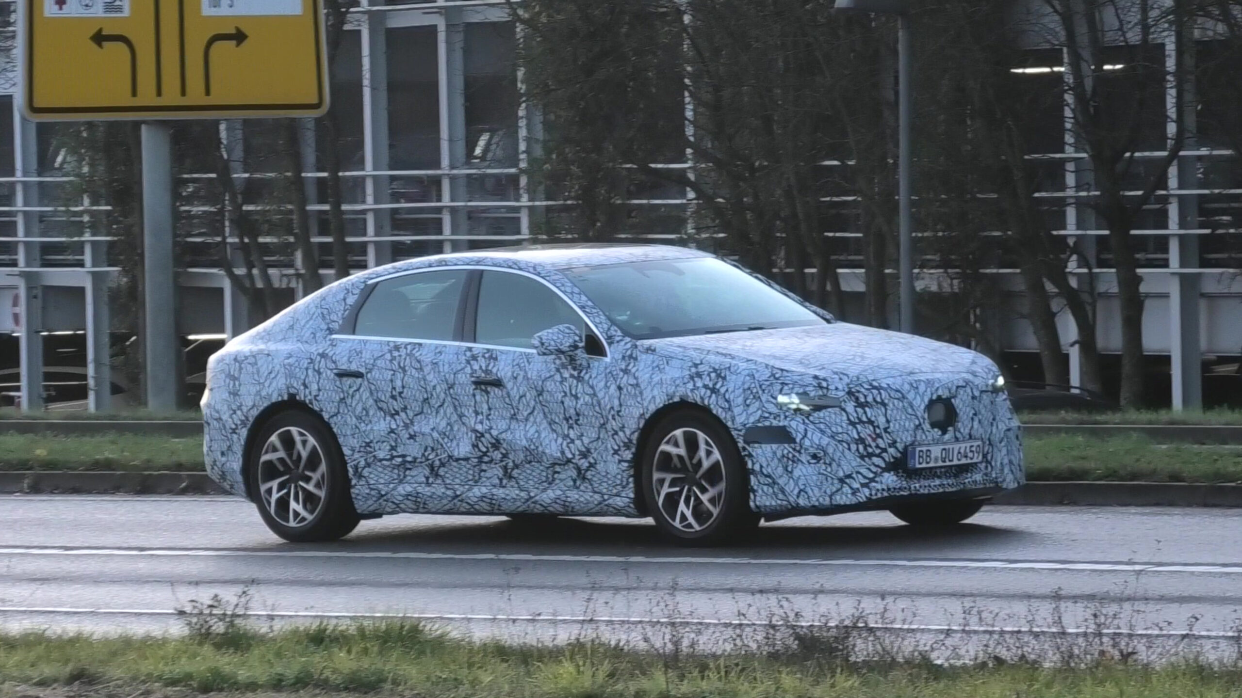 Erlk-nig-Die-neue-Mercedes-C-Klasse-EQ-mit-weniger-Tarnung