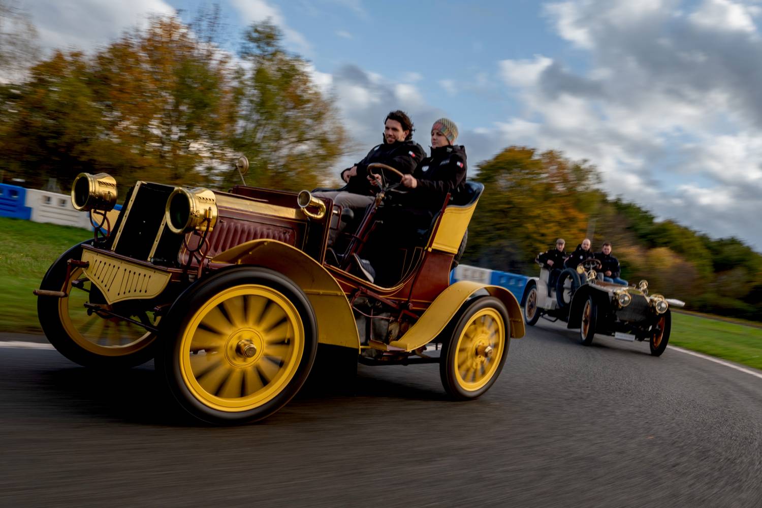 Zwei-automobile-Ikonen-auf-Zeitreise-von-London-nach-Brighton