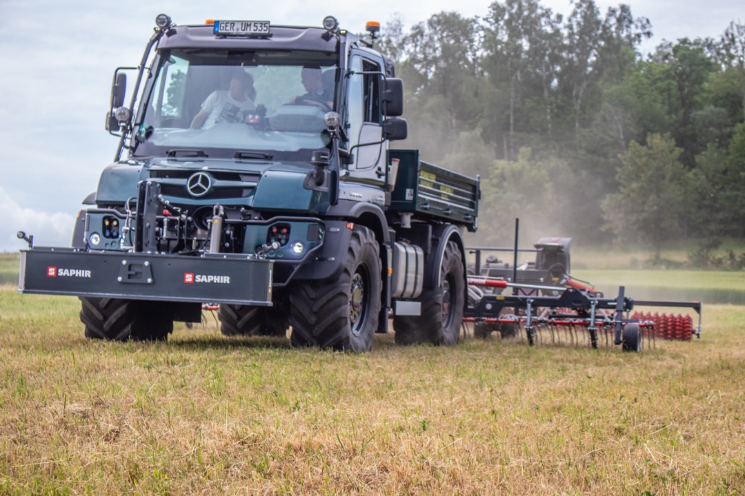 Gro-e-Resonanz-bei-den-gemeinsamen-Gr-nlandfeldtagen-von-Mercedes-Benz-Special-Trucks-Henne-Nutzfahrzeuge-und-Saphir