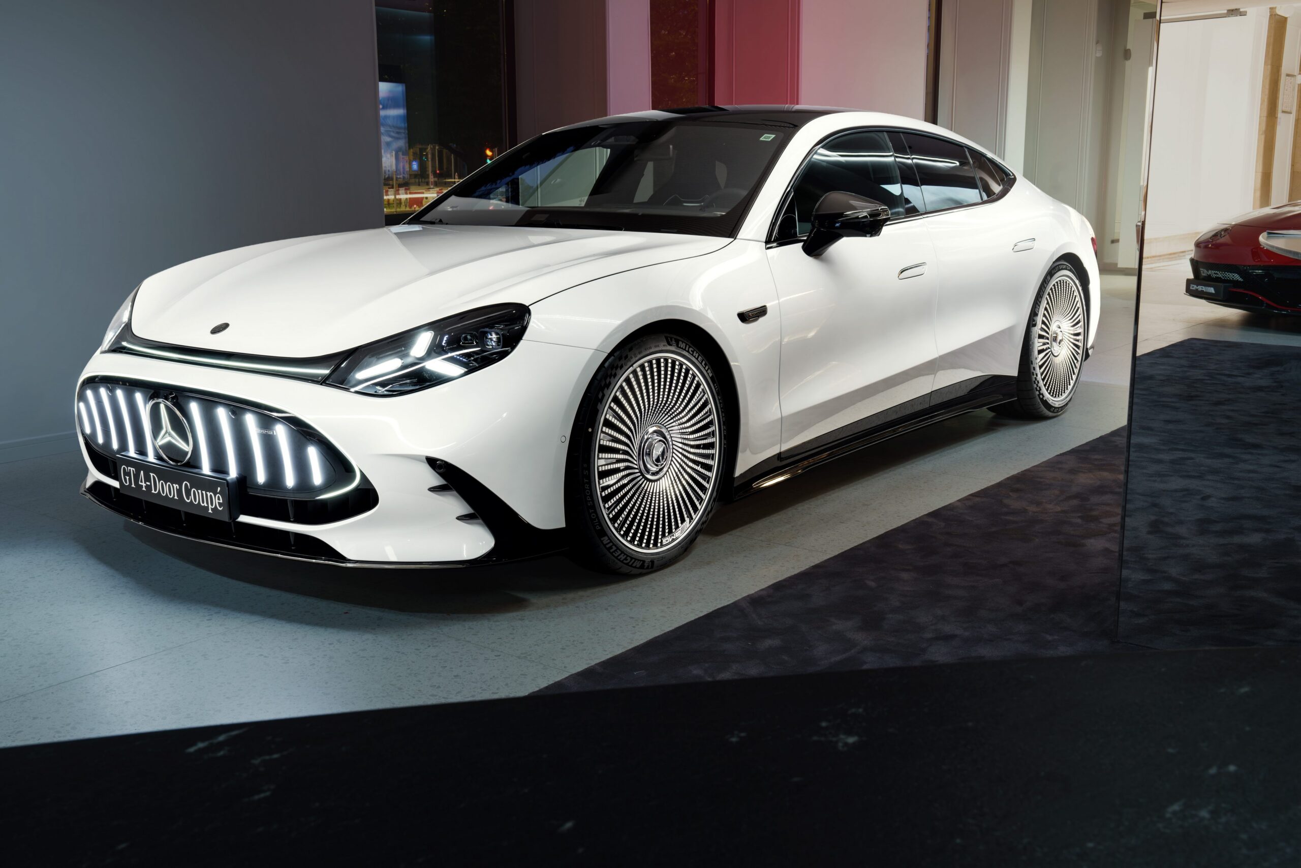Mercedes-AMG-pr-sentiert-AMG-GT-4-T-rer-in-Polen-Video