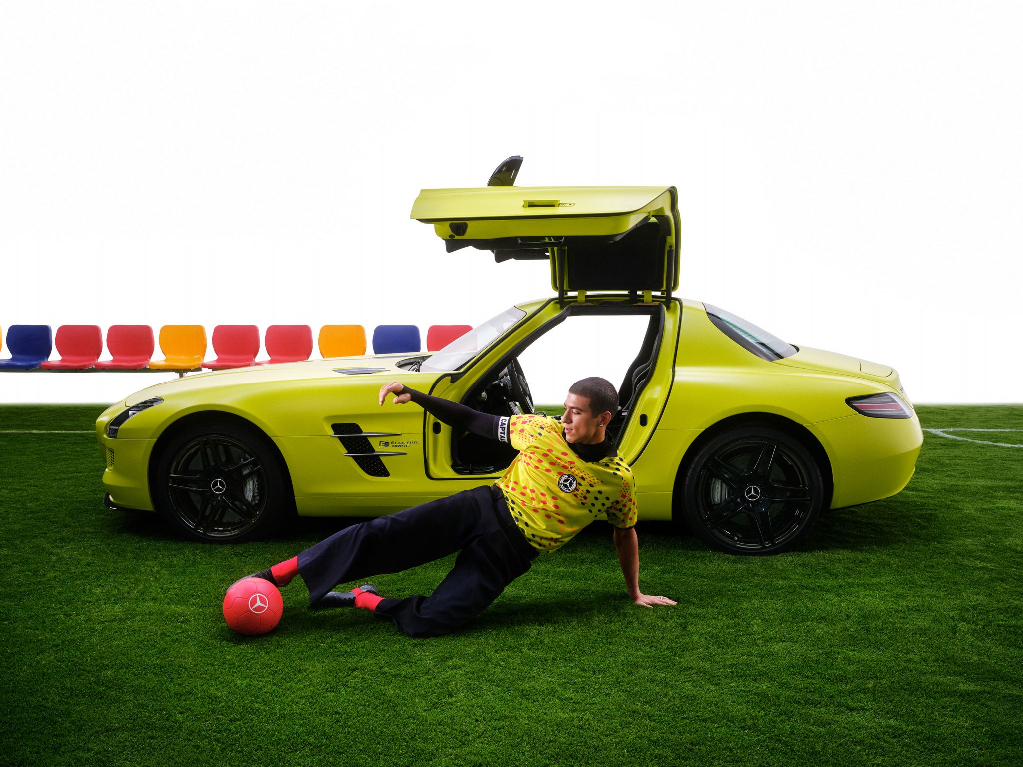 Mercedes-Benz-spielt-auf-Fu-ball-und-auf-den-Lifestyle-Markt