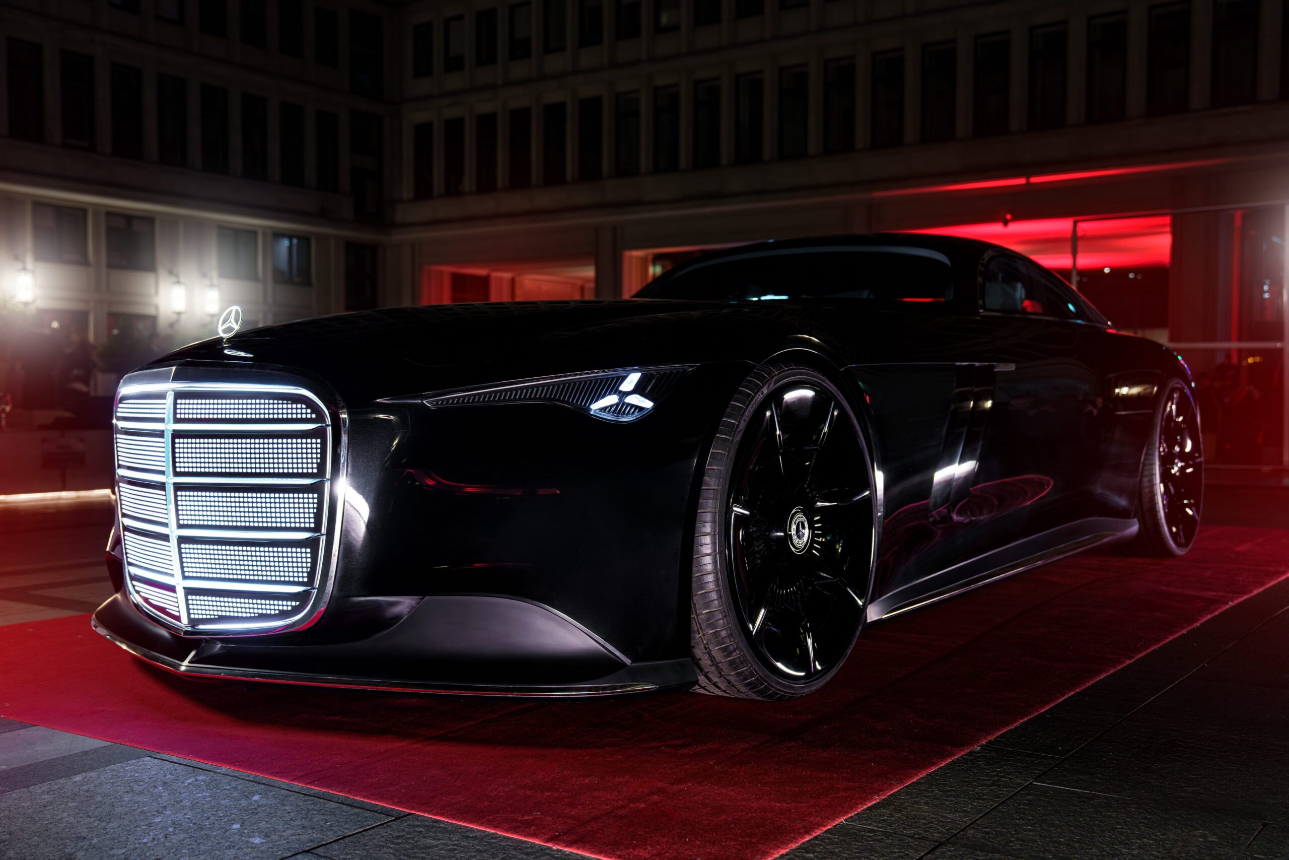 Mercedes-Benz-zeigt-in-Warschau-erneut-die-Vision-Iconic