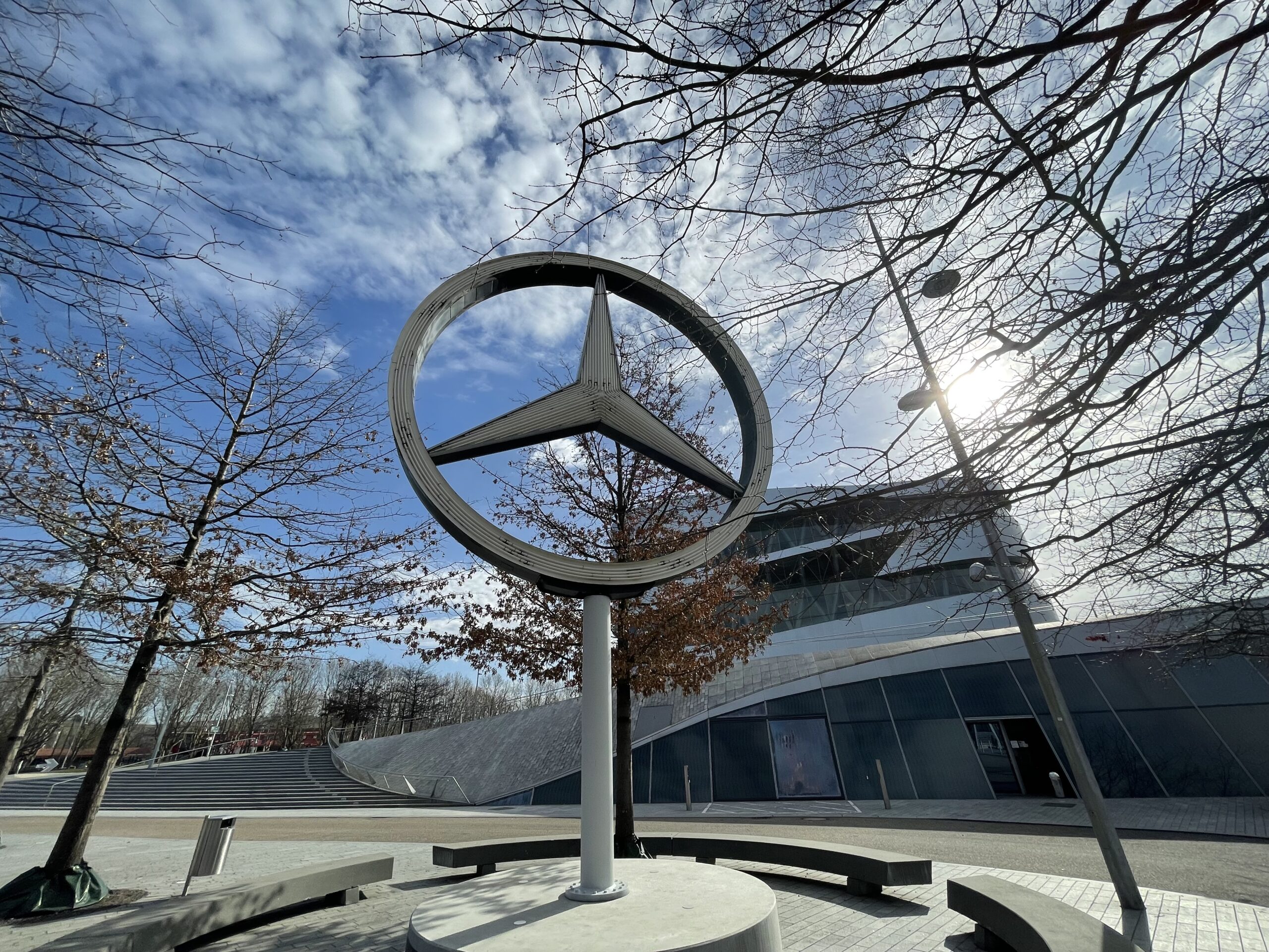 Der Stern steht nun gut positioniert am Mercedes-Benz Museum